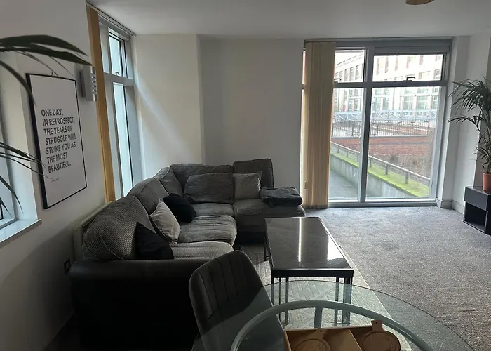 Two Bedroom Apartment In The Heart Of The City
